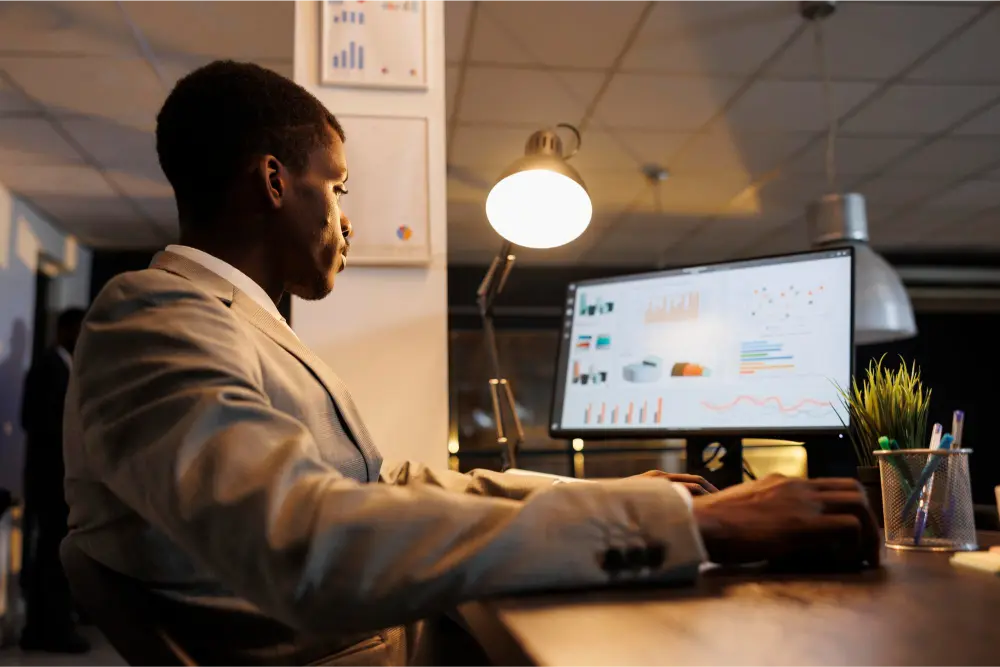 Un consultant seo analysant les données de performance d'un client